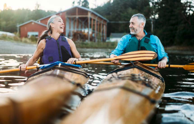 travel-kayak-couple